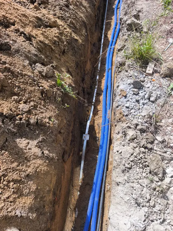 Kabel ziemny w rurze osłonowej — przyłącze zasilania w wykopie