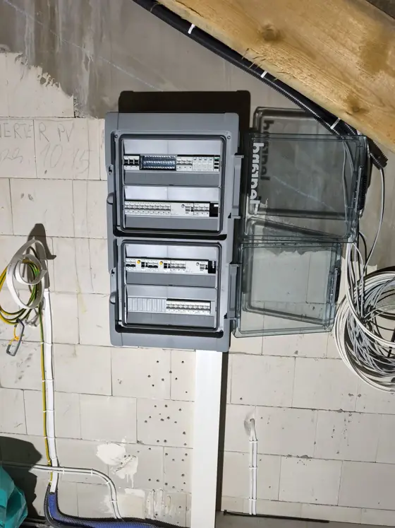 Rozdzielnice natynkowe w pomieszczeniu technicznym